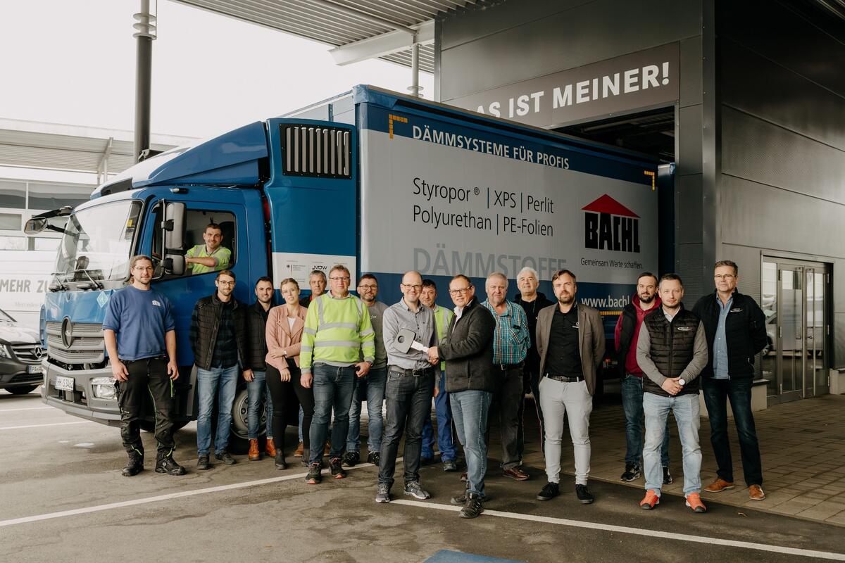 Bei PAUL Nutzfahrzeuge konnte der neue Wasserstoff-Lkw der Unternehmensgruppe BACHL abgeholt werden. Die Fahrer erhielten dabei eine erste Einführung. (Foto: König/BACHL)