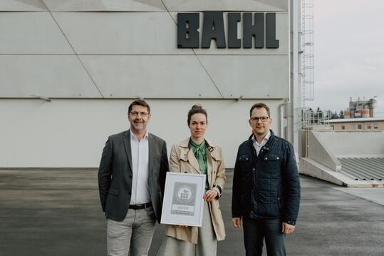 Die BACHL Betonwerke wurden für ihr Engagement für ökologische, soziale und ökonomische Nachhaltigkeit entlang der gesamten Wertschöpfungskette ausgezeichnet. Darüber freuten sich Betonwerke-Geschäftsführer Wolfgang Paul (v. l.), Nachhaltigkeitsbeauftragte Adela Lankl, und Lothar Ranzinger, Betriebsleiter in Deching. Foto: König/BACHL